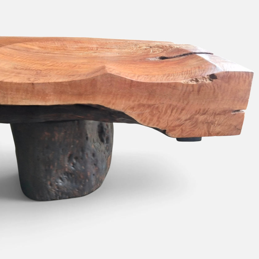 Close-up corner view of Senja modern organic bench highlighting the thick live-edge slab profile, rich wood grain ripples, and solid log base support.